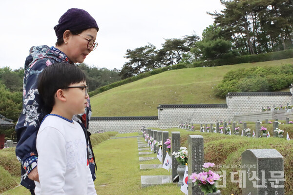 손자와 지난 7일 국립5·18민주묘지를 찾은 유가족 배용희씨