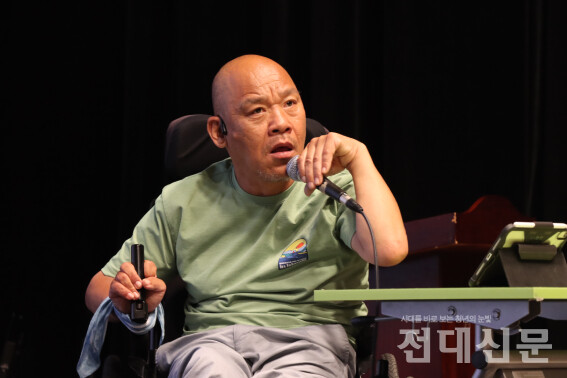 이규식씨가 지난 6일, 광주시청자미디어센터에서 열린 북 콘서트에서 자신의 삶에 대해 이야기하고 있다. 