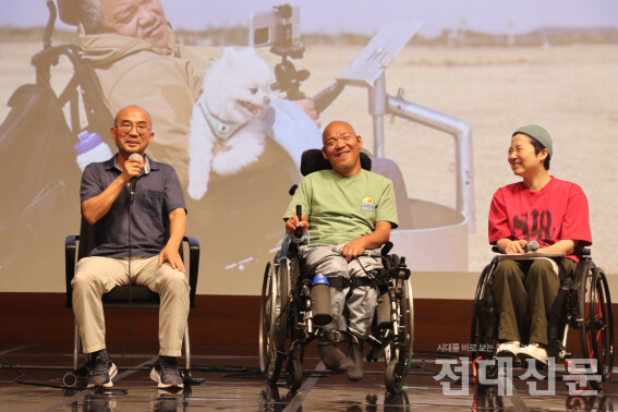 왼쪽부터 박상규 셜록 대표기자, 이규식씨, 김미숙 광주장애인가정상담소 사무국장.