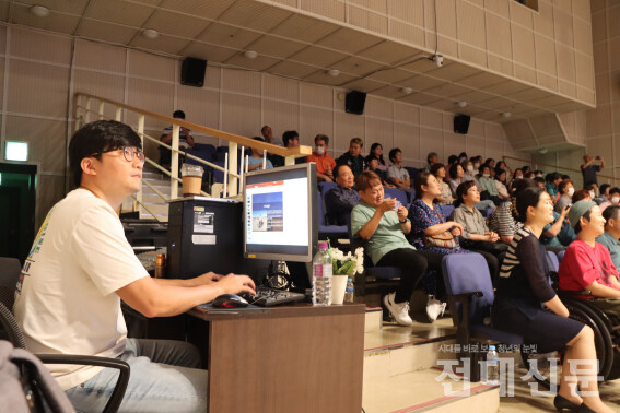 김형진 활동지원사가 이규식씨의 말을 청중들이 볼 수 있게 자막으로 보여주고 있다.