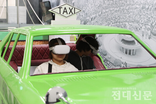 꿈틀리인생학교 학생들이 지난달 22일 광주 답사 중 5·18기록관에 마련된 VR 체험을 하고 있다.