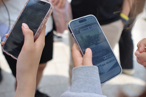 꿈틀리인생학교 학생들이 지난달 22일 광주 동구에 위치한 무등빌딩 앞에서 당시 평화봉사단 소속으로 활동했던 외국인들의 5·18 항쟁 참여상에 대해 듣고 있다. 1980년 5·18 당시 광주에서 활동했던 평화봉사단 소속 팀 원버그(Tim Warnberg)가 부상자가 누워 있는 들것을 시민과 나누어 들고 무등빌딩 앞을 걸어가는 사진의 배경이 오마이뉴스를 통해 보도된 바 있다.