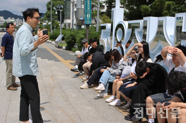꿈틀리인생학교 학생들이 광주를 찾아 5·18 광주 사적지를 답사했다. 사진은 지난달 22일 5·18민주화운동(5·18) 최후 항쟁지였던 옛 전남도청 앞에서 5·18 항쟁에 대한 설명을 듣고 있는 모습.