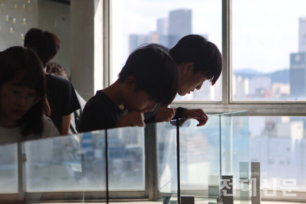 전일빌딩245 전시실을 관람 중인 학생들 모습.