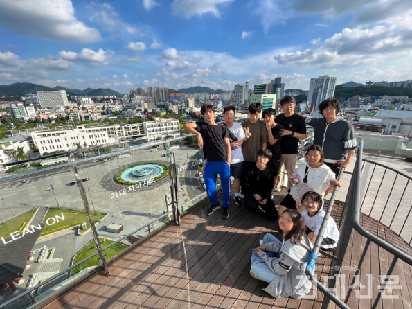 전일빌딩에서 꿈틀리인생학교 학생들.