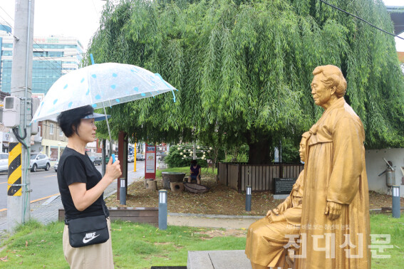 한 시민이 지난 9일 양림동에 위치한 남구 평화의 소녀상을 보고 있다.