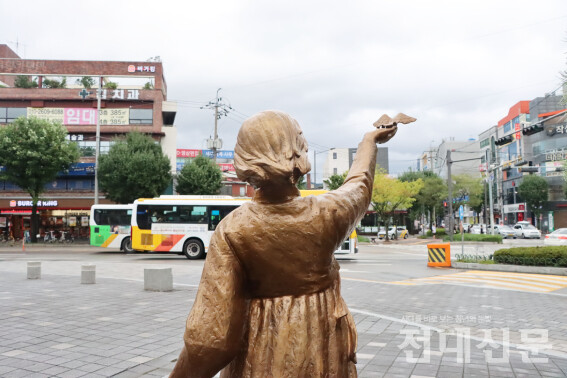 북구청 앞에 위치한 소녀상. 지난 10일 수많은 차량과 사람이 소녀상 앞을 지나갔지만 소녀상은 사람들의 관심을 받지 못했다.