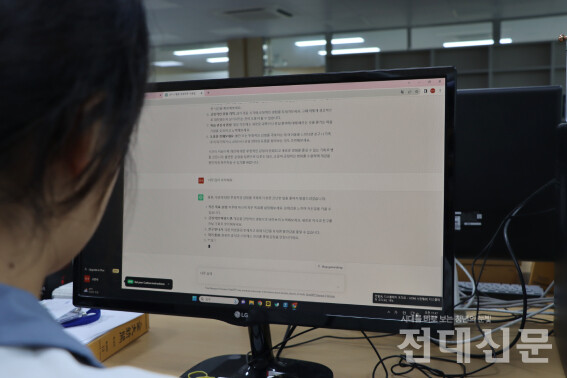 기자가 챗GPT에게 개강 후 하면 좋은 일을 묻고 있다.