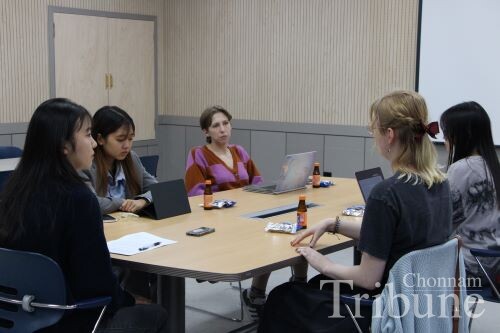 Clockwise from bottom left: Moderator Song Su-min, Jeong Seung-eun, Celeste Irwin, Wei Qiannan, and Caitlin S. discuss drug issues in a seminar room at the Press and Broadcasting Center on Oct. 20.