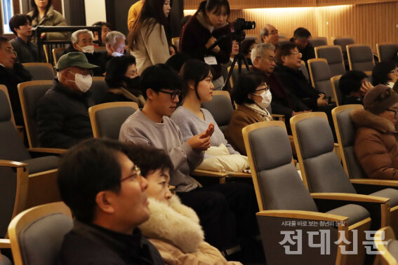 학생들과 지역민들이 관객과의 대화에 참여하고 있다.