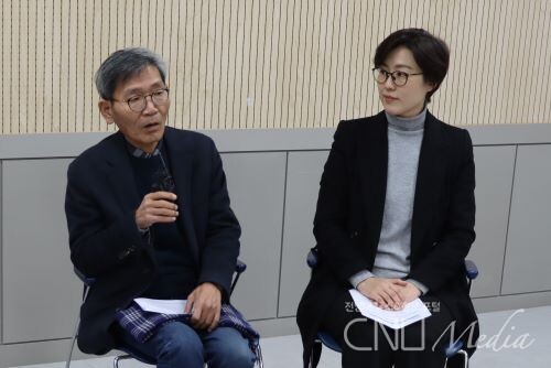 Journalist Kim Joo-wan (left) and Director Kim Hyun-ji