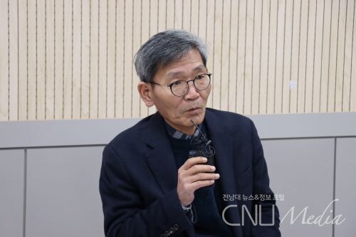 Kim Joo-wan, the writer of the book "If I Gave It, That’s Enough"