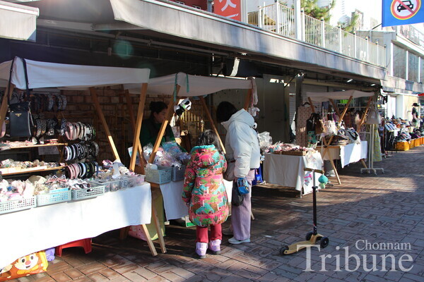 A woman and a young girl browse items at a Saturday Market in Jinwol-dong on March 2.