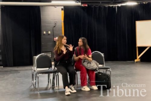 Kim Yu-min rehearsing during acting class