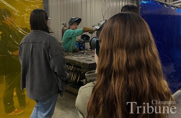 Kim Yu-min taking a photo during photography class