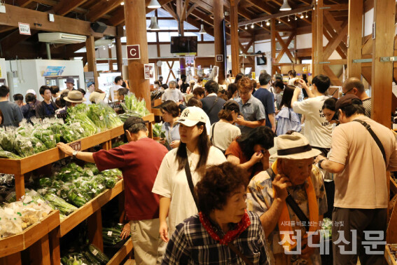 관광객들이 지난 7월 28일 파머스마켓을 이용하고 있다.