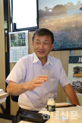 토야마 교타로 가와바마을 촌장이 마을 특산품에 대해 설명하고 있다.