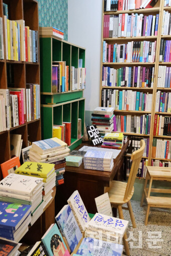 금남로 광주극장 골목에 위치한 책방 ‘소년의 서’의 내부 모습.