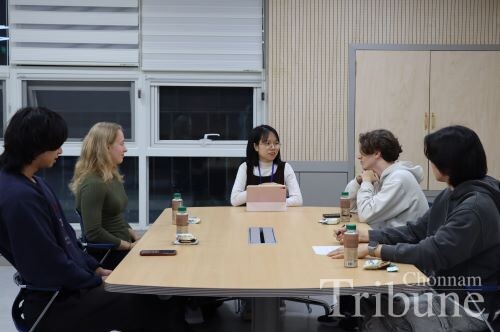 Clockwise from bottom left: Terui Takehiro, Carolin Marie Kruckewitt, Moderator Hoang Thi Le Tra, Lemaire Morgan Jean Maurice, and Noh Hyeon-min discuss worldwide nuclear energy issues at the CNU Press and Broadcasting Center on Oct. 29.