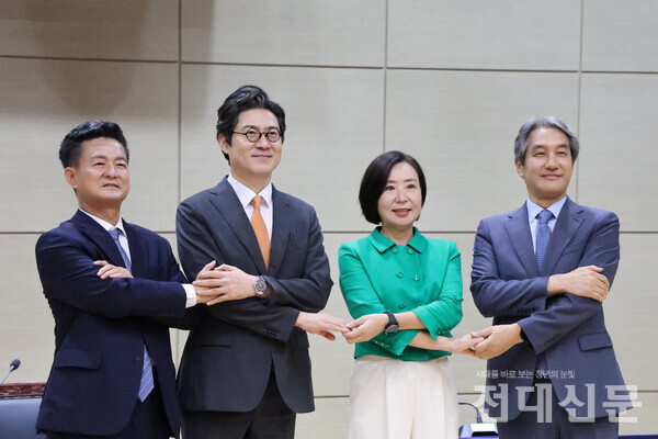 지난해 9월 20일 제22대 총장선거 화순캠퍼스 3차 공개토론회를 마치고 합동 인사를 하는 후보들의 모습. 왼쪽부터 송진규, 김재국, 한은미, 이근배 후보.