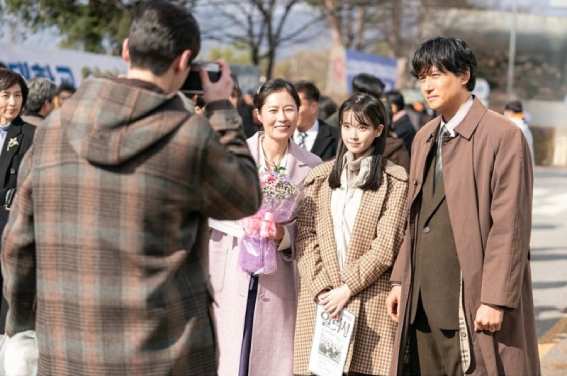 중년의 애순(문소리)과 관식(박해준). 그리고 이들의 딸 금명(아이유).