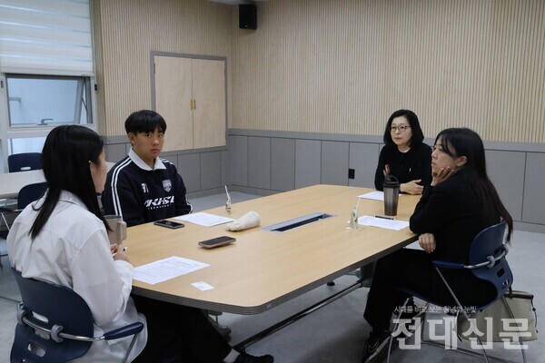 ‘5·18민중항쟁의 과거와 미래’를 주제로 지난 9일 제1학생마루 신문방송사에서 좌담회가 진행 중이다.