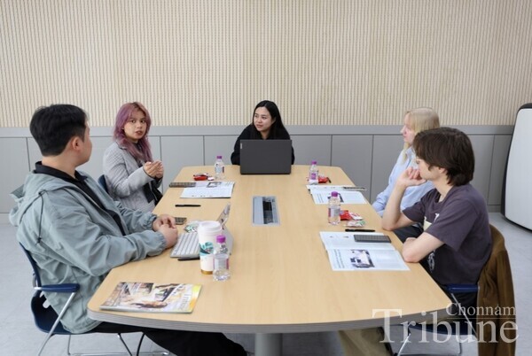Clockwise from bottom left: Kim Hyeon-seong, Pauline Mae Dela Cruz, Moderator Antiquando Daniela, Veera Voutilainen, and Janik Holländer discuss power distance in a seminar room at CNU Press and Broadcasting Center on April 4.