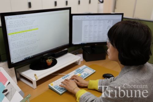 Kim Seon-deok translates printed text into braille.