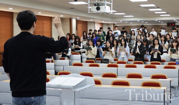 Students sing in chorus under the conductor’s direction during the Choral Discovery class on May 7.
