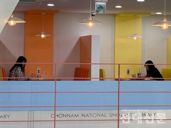 방학 중 우리 대학 디지털 도서관 정보마루에서 공부하고 있는 학생들 모습.