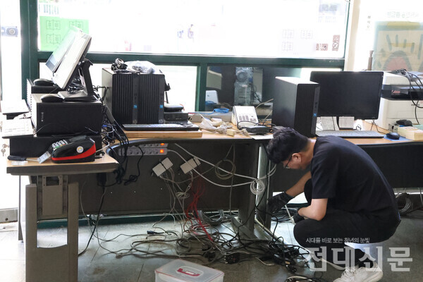 지난 7월 30일 침수로 인해 고장난 보람주유소의 컴퓨터를 손보고 있다.