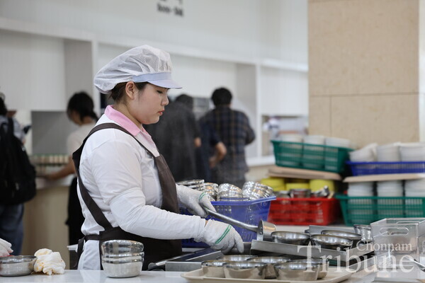 A migrant worker works at the cafeteria in Student Union 1, Chonnam National University on Sept. 5.