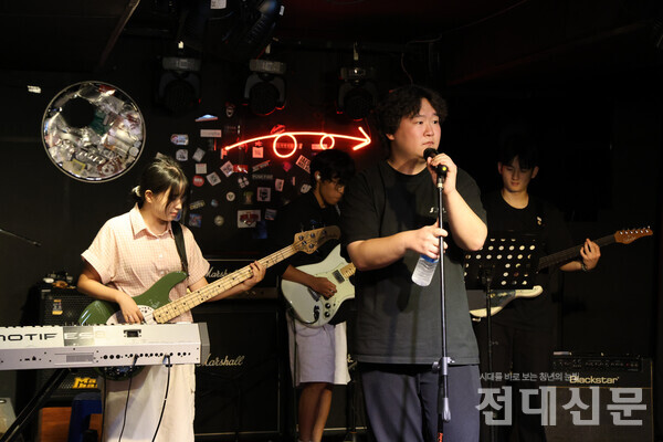 축제 무대에 오르는 공과대 동아리 ‘새벽울림’이 지난 18일 무대 연습을 하고 있다.