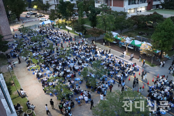 지난 11일 ‘NE:ON’ 연합축제가 열린 공과대 시계탑 일대.