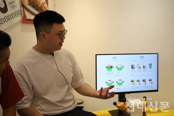 이창 사장이 가게의 특별 메뉴를 설명하고 있다