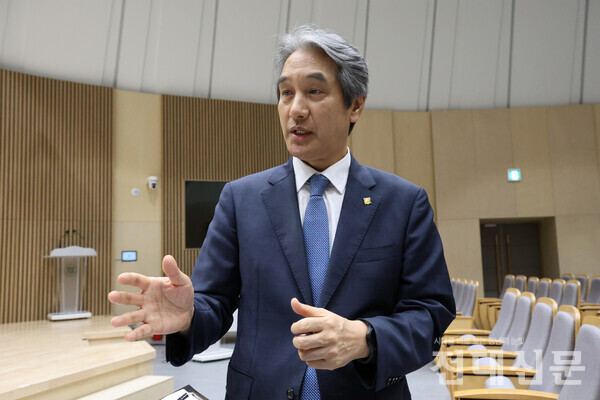 수요공청회가 끝난 후 용봉홀에서 인터뷰를 하는 이근배 총장