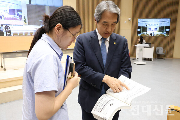 이근배 총장이 기자에게 글로컬대학 연차별 목표를 설명하고 있다.