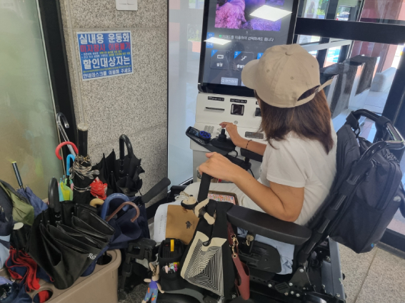 이원신씨가 지난 8월 풍암국민체육센터에 있는 BF 무인발매기를 사용하려했지만 주변 우산 때문에 접근이 어려웠다. 장애인권익옹호기관 제공.