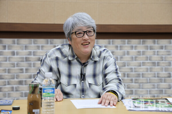 인문대 313호에서 변영주 영화감독이 신문방송사와 인터뷰를 하고 있는 모습.