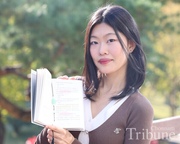 A student reads a book decorated with diverse “chaek-kku” items at Jeongbomaru on Nov. 5.