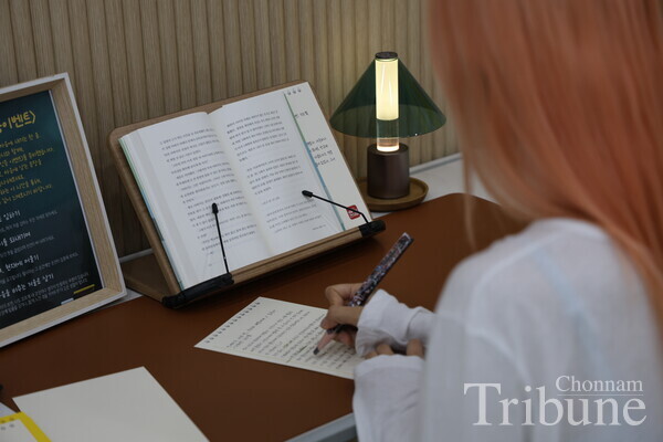 A student participates in the tranｓｃｒｉｐｔion certification event conducted as part of the GJRT at the CNU Library on Oct. 1.