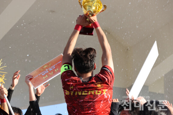 트로피를 들어 올리는 자주경영 A팀의 주장 김의종(경제·19)씨.