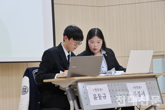운동규 정후보(왼)와 김경서 부후보가 학생들의 질문에 답변 하기 위해 논의하고 있다.