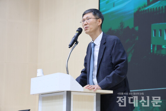 우리 대학 법학전문대학원에서 강연하는 문형배 전 헌법재판관.