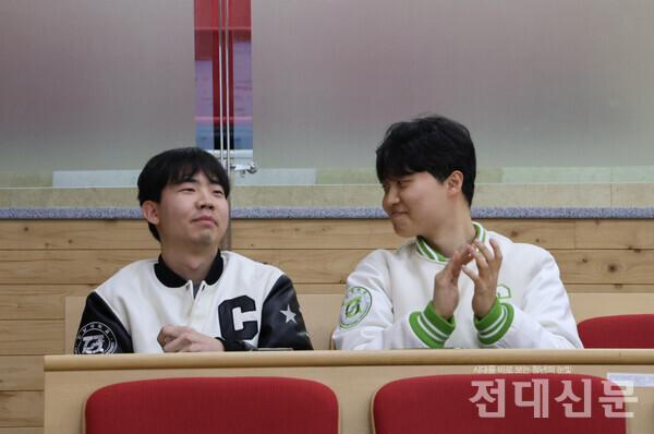 당선 직후 웃고있는 인문대 한정빈(왼) 정후보와 문태석 부후보.