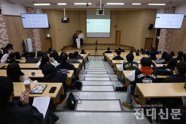 지난 25일 도서관 별관 지하 1층에서 개표 행사가 진행되고 있는 모습. 행사는 투표 마감 2시간 후인 오후 8시 시작했고, 60여명의 학생이 함께했다.