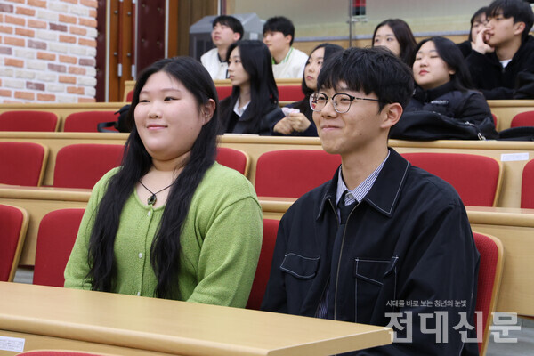 김경서 부후보(왼)와 윤동규 정후보가 당선 직후 웃고 있는 모습.