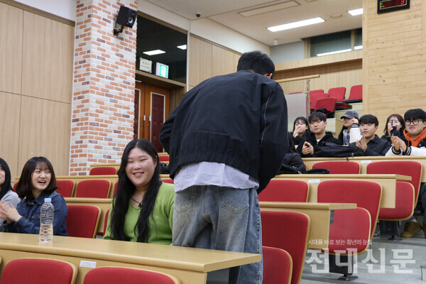 윤동규 정후보가 투표율을 확인하고 자리에서 일어나 인사하는 모습. 개표 행사에 참여한 학생들을 바라보고 감사 인사를 전하고 있다.